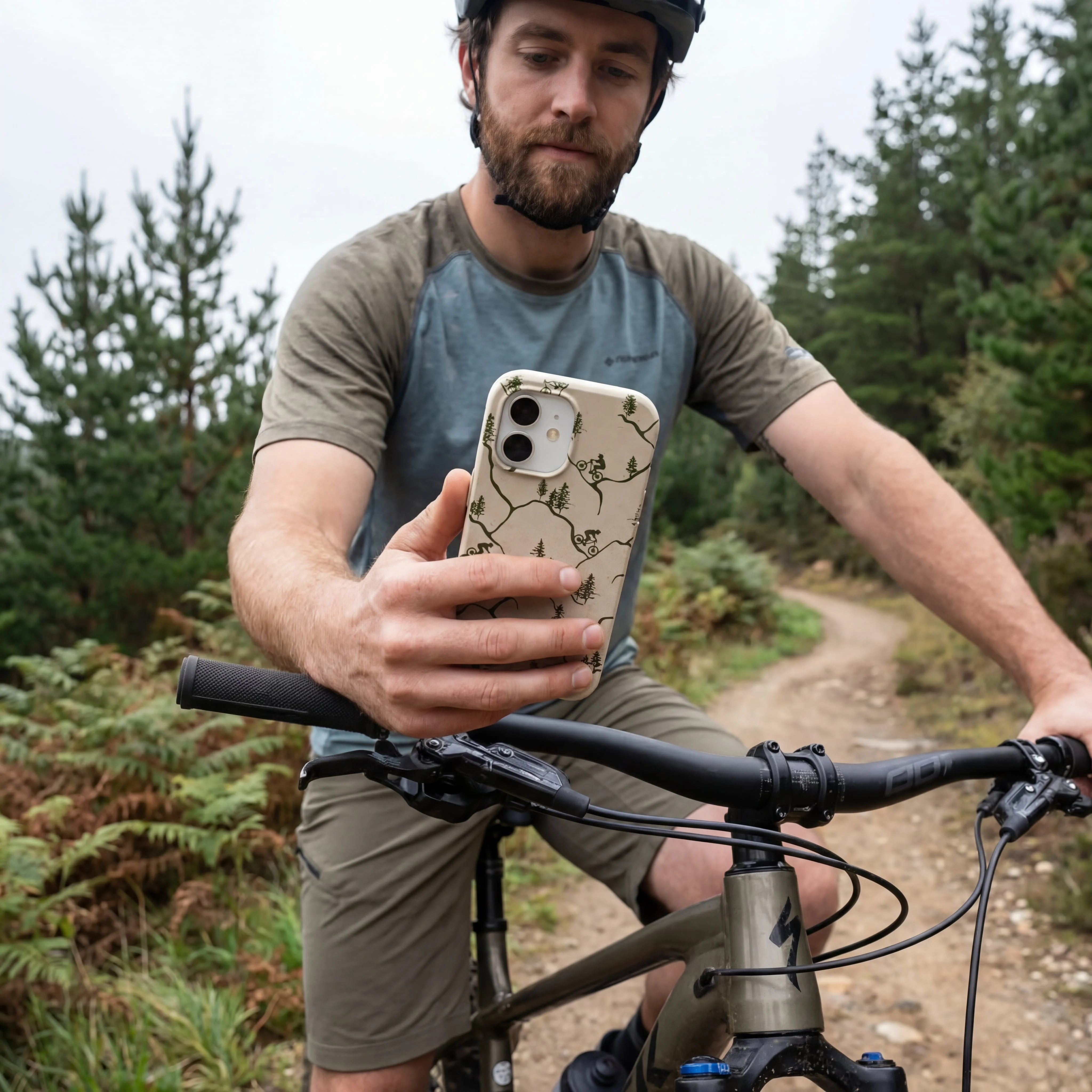 London Fog Bike Trek iPhone 16e/17e Case - Image 2